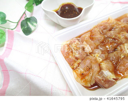 鶏モモ肉を焼肉のタレで下味をつける 41645795