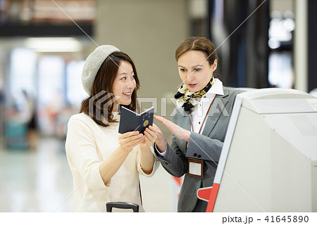 空港　旅行　女性　撮影協力：成田空港 41645890