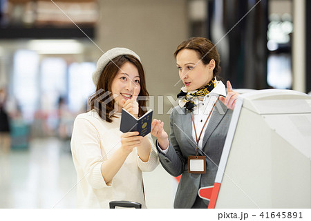 空港　旅行　女性　撮影協力：成田空港 41645891