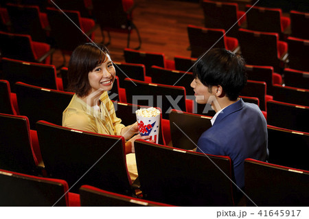デートを楽しむ男女 デートを楽しむ男女 41645917