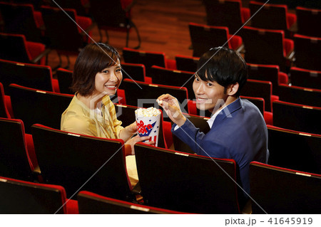 デートを楽しむ男女 41645919