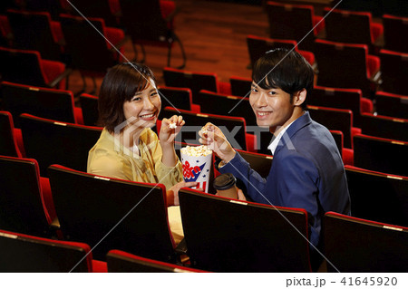 デートを楽しむ男女 デートを楽しむ男女 41645920