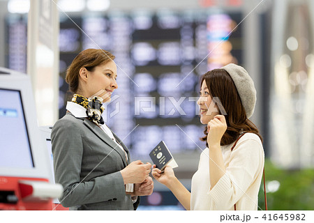 空港　旅行　女性　撮影協力：成田空港 41645982