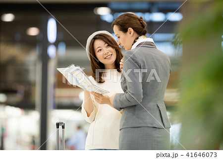 空港　旅行　女性　撮影協力：成田空港 41646073