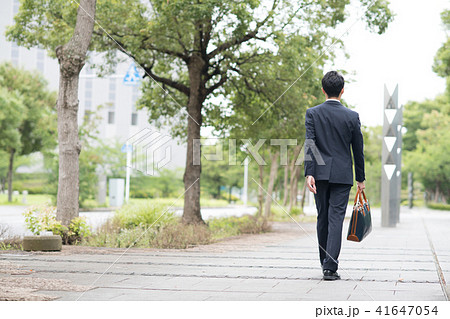 若いビジネスマンの後ろ姿 日本人男性 屋外の写真素材