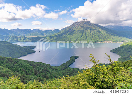 半月山展望台から眺める中禅寺湖と男体山 41647286