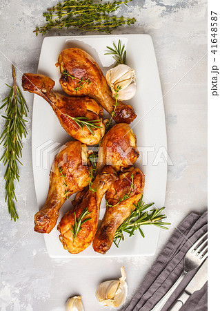 Grilled spicy chicken legs baked with garlic 41648587