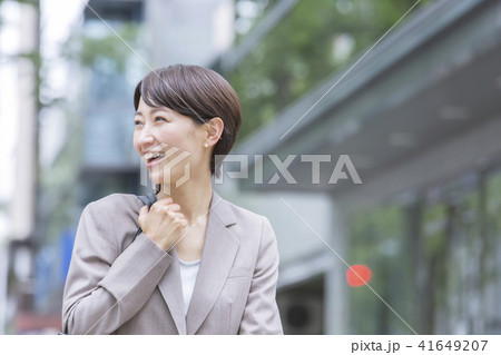 30代　ビジネスウーマン　 41649207