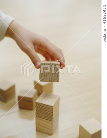 ブロックの積み木と子供の手 ブロックの積み木と子供の手 41652451
