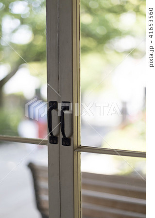 洋館の格子窓の取手 41653560