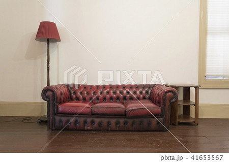 赤いソファーとランプ 41653567