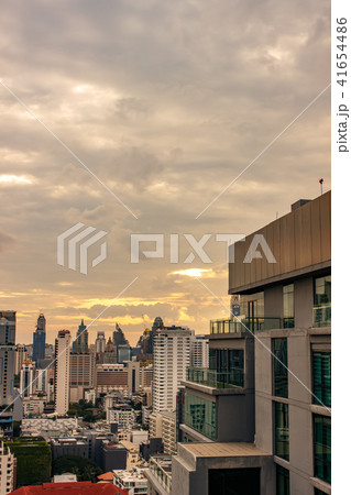 夕焼け サンセット ビルディング 大都会 ビジネス 仕事 シティ イメージの写真素材