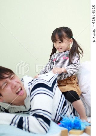 ファミリー (家族 父親 パパ 主夫 子供 園児 オモチャ 散らかす 起こす コピースペース 育児) 41654910