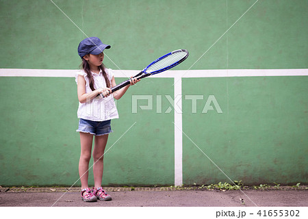 テニスラケットを持った女の子の写真素材