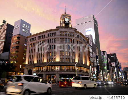 日本の東京都市景観 夕焼けに映える銀座の街並みと車の流れの写真素材