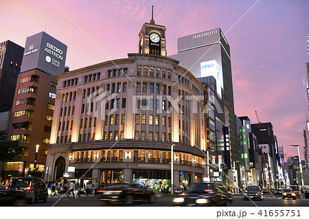 日本の東京都市景観 夕焼けに映える銀座の街並みと車の流れの写真素材