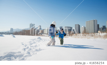 Cute Asian children playing on snow togethe 41656254