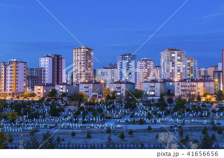 トルコ カイセリの街並み 住宅街と墓地 夜景の写真素材