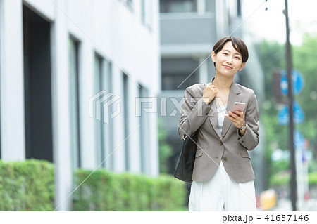 携帯電話を持ったスーツの女性 オフィスレディ 新緑 OL ビジネス スーツ ポートレート リクルート 携帯電話を持ったスーツの女性 オフィスレディ 新緑 OL ビジネス スーツ ポートレート リクルート 41657146
