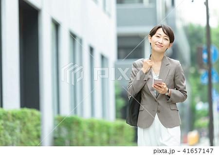 携帯電話を持ったスーツの女性 オフィスレディ 新緑 OL ビジネス スーツ ポートレート リクルート 携帯電話を持ったスーツの女性 オフィスレディ 新緑 OL ビジネス スーツ ポートレート リクルート 41657147