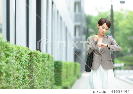 スーツの女性　オフィスレディ　新緑　OL　ビジネス　スーツ　ポートレート　リクルート 41657444