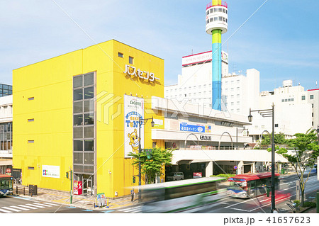 新潟万代シテイバスセンタービルとレインボータワー 41657623