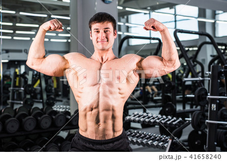 Muscular bodybuilder guy in gym 41658240