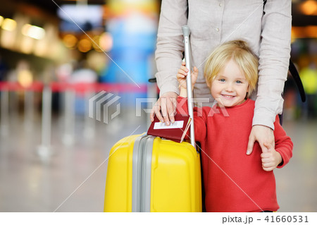 Family with little boy at the international airport 41660531