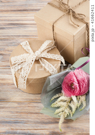 Rustic craft gift boxes with wild flowers 41662411