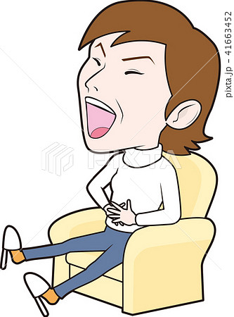 ソファで爆笑するママ 41663452