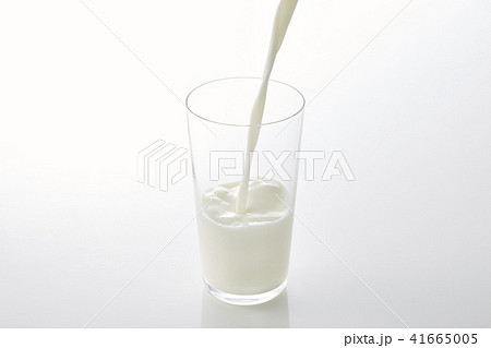 fresh milk in the glass on white background 41665005