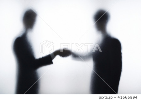 ビジネスマン 握手の写真素材