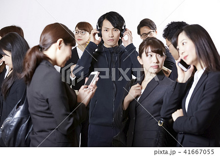 男性 行き交う人々 男性 行き交う人々 41667055