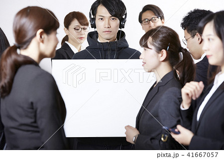 男性 行き交う人々 メッセージ 男性 行き交う人々 メッセージ 41667057