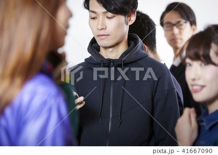 男性　行き交う人々　スマートフォン 41667090