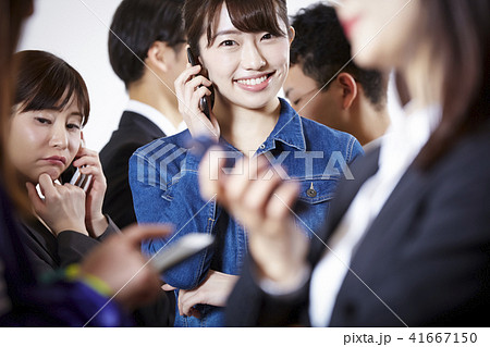 女性　行き交う人々　スマートフォン 41667150