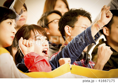 男女　盛り上がる 41667175