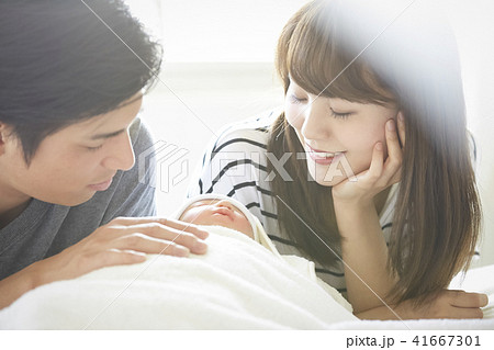 赤ちゃん　子育て 41667301