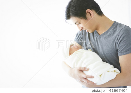 赤ちゃん　子育て 41667404