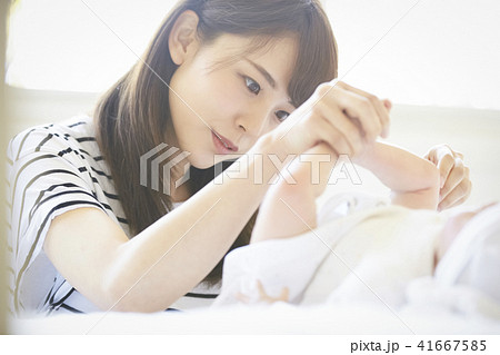 赤ちゃん　子育て 41667585