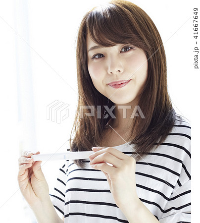 女性　妊娠検査薬 41667649