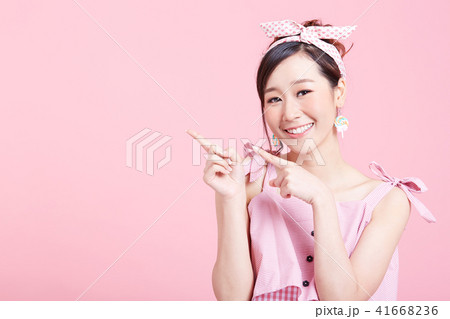 女性　ポートレートシリーズ　カラーバック 41668236