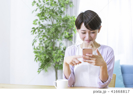 スマホを操作する女性　30代女性 41668817