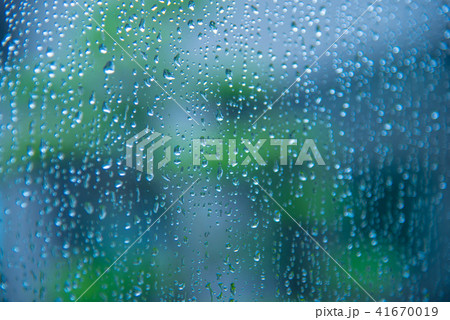雨つぶの当たった窓ガラス 向こうに庭の緑 雨つぶの当たった窓ガラス 向こうに庭の緑 41670019