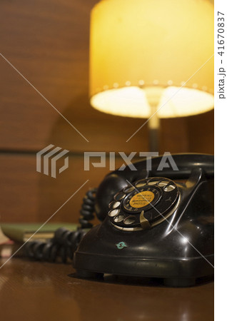 黒電話のある風景の写真素材