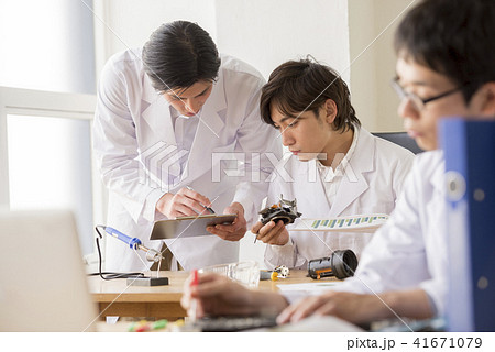 ポートレート　男性　20代　30代　日本人　3人　サラリーマン　会社員　仕事　オフィスカジュアル 41671079