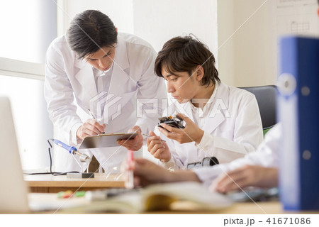 ポートレート　男性　20代　30代　日本人　2人　サラリーマン　会社員　仕事　オフィスカジュアル 41671086