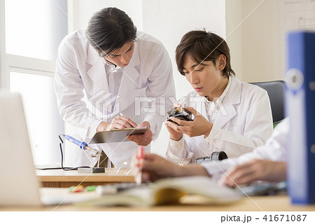 ポートレート　男性　20代　30代　日本人　2人　サラリーマン　会社員　仕事　オフィスカジュアル 41671087