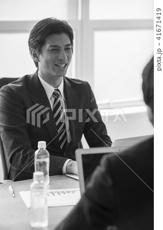 人物 ポートレート 男性 20代 30代 日本人 2人 二人 ビジネス ビジネスマン サラリーマン 人物 ポートレート 男性 20代 30代 日本人 2人 二人 ビジネス ビジネスマン サラリーマン 41671419
