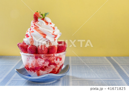 Korean shaved ice dessert 41671825